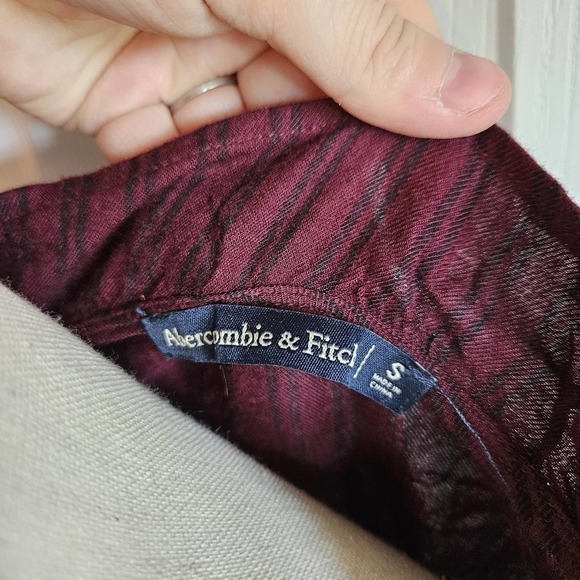 Abercrombie‎ and Fitch cropped collared top in burgandy purple Size small - Picture 4 of 7